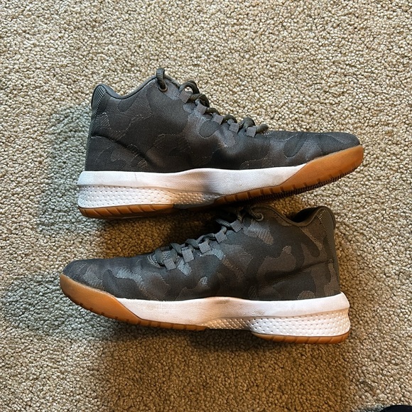 Jordan basketball shoes - Picture 3 of 4